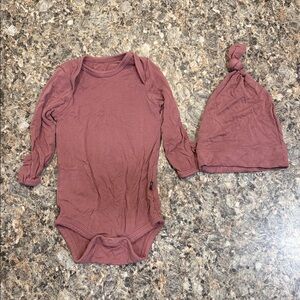 Kyte Baby Dusty Rose Longsleeve Bodysuit and Knotted Cap size 0-3 months
